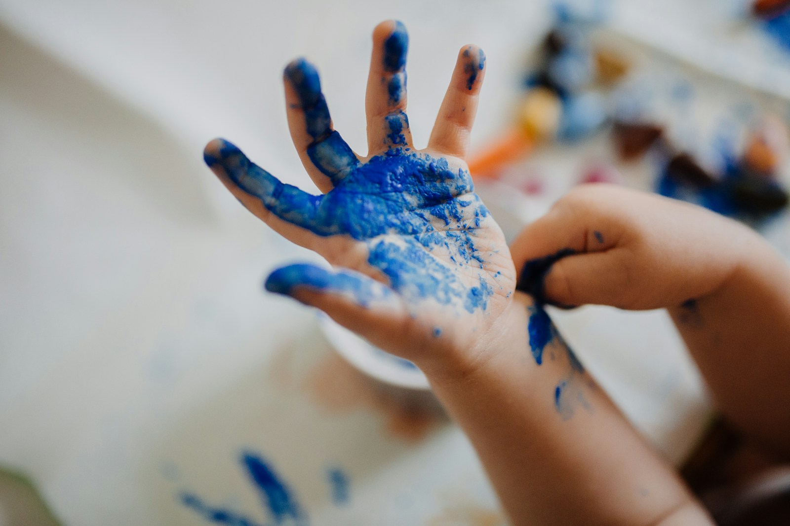 5 activités en famille avec des jeunes enfants pour les jours de pluie