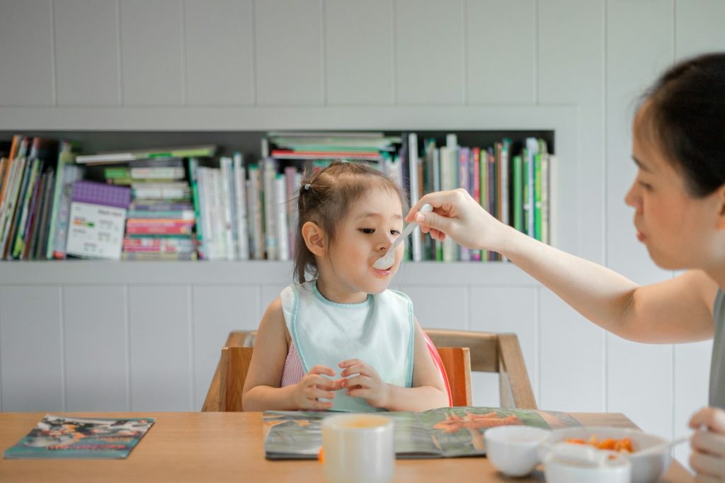 comment apprendre aux enfants à bien manger : astuces et conseils